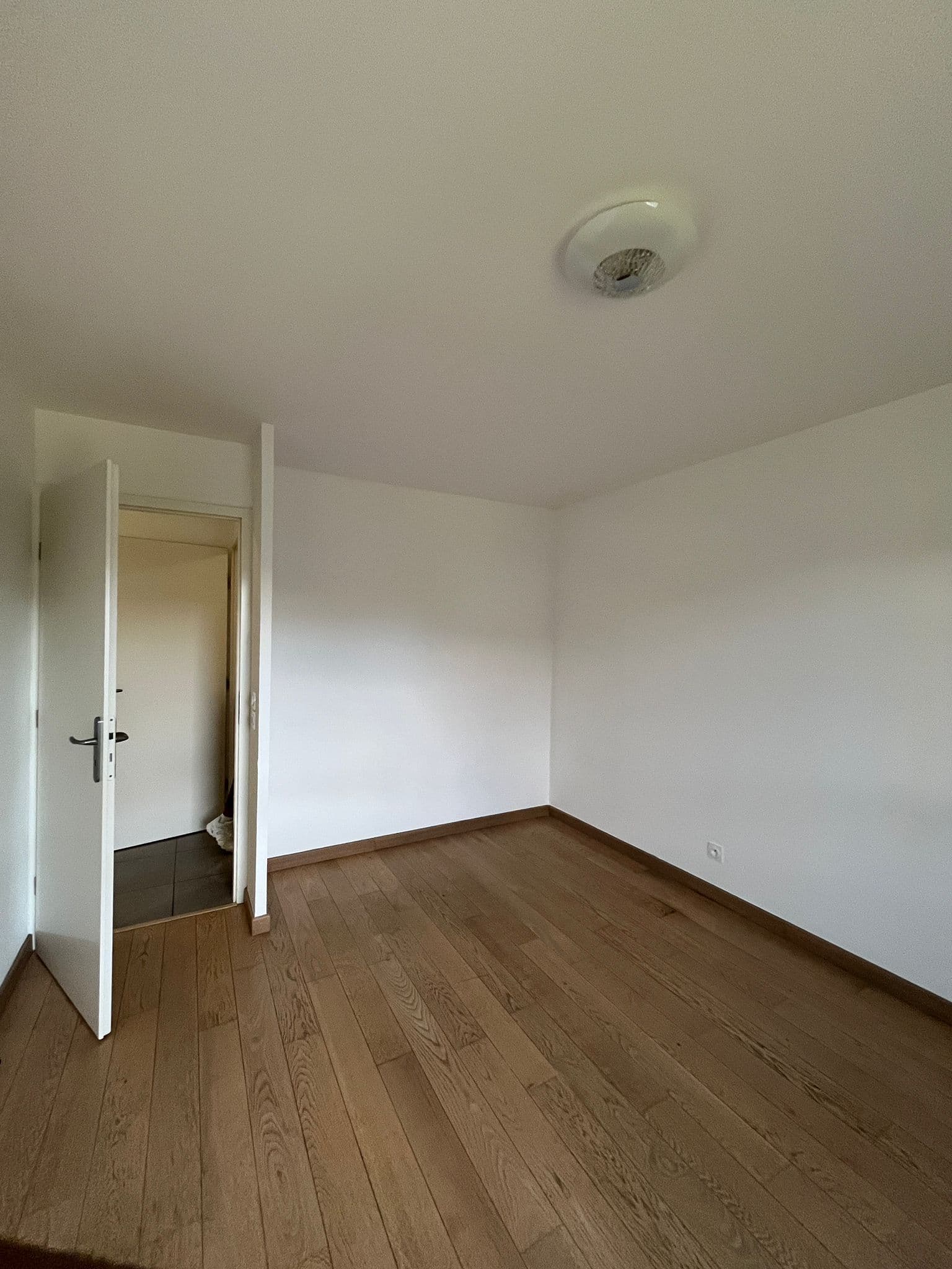 Chambre 3 spacieuse avec parquet chêne massif