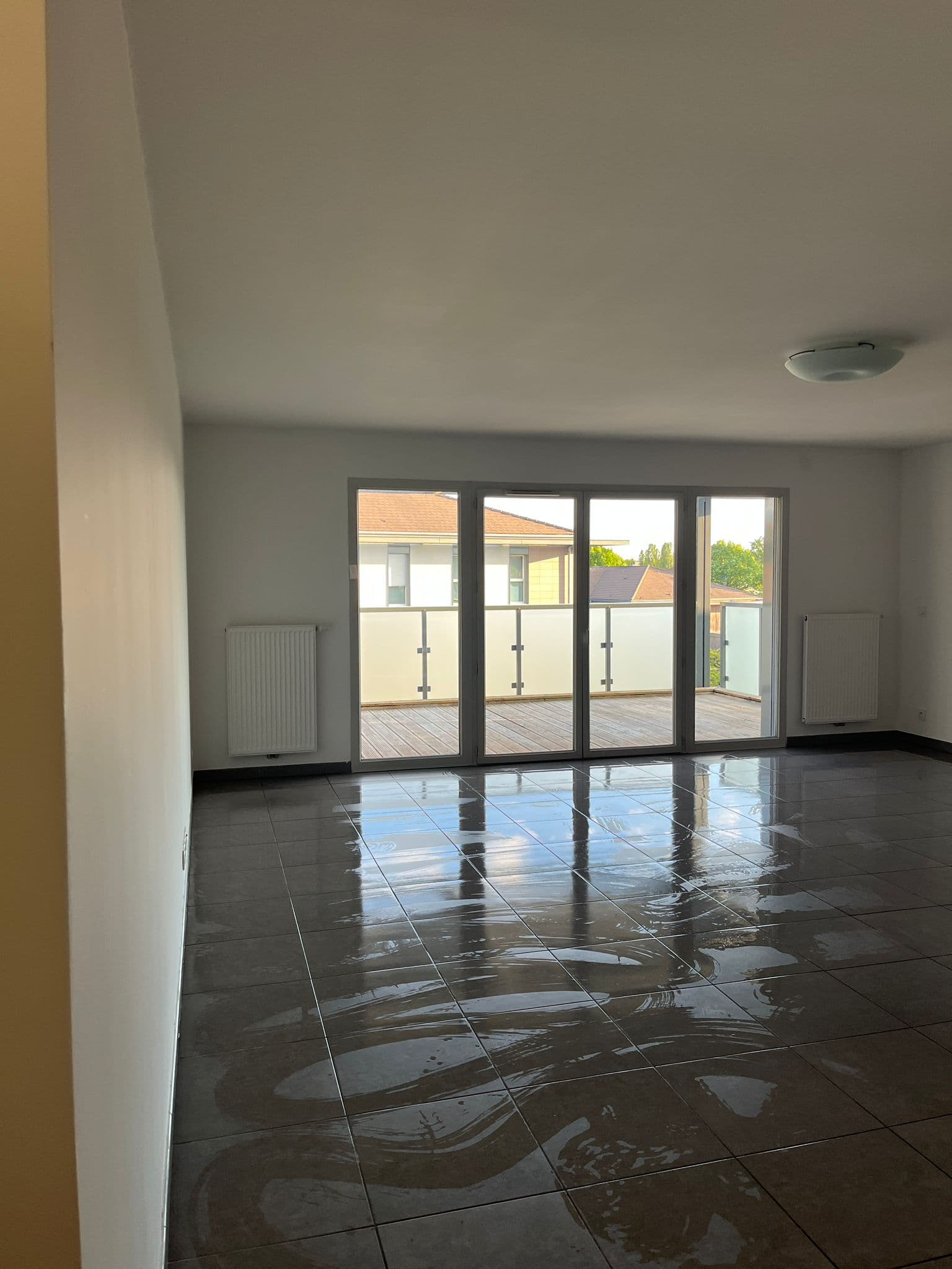 Séjour lumineux avec baies vitrées